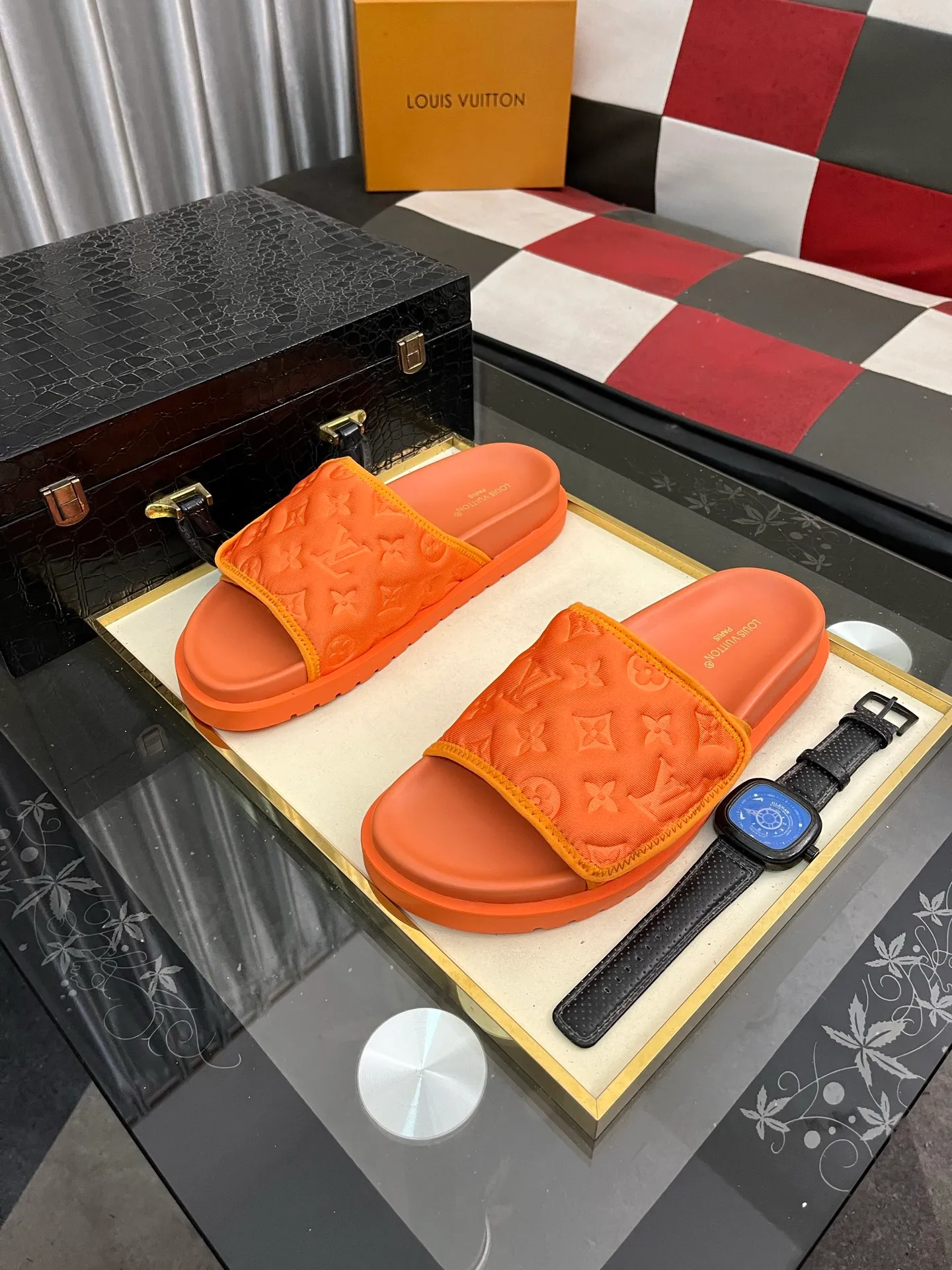 Men's men's shoes💰320⌚️⌚️[Louis Vuitton LV slippers] (high-end cowhide) counter 1:1 fashion style summer must-have! The designer used LV’s iconic outsole. The original simple slippers instantly become fashionable! The upper is made of flexible special cowhide leather straps alternately, and the workmanship is exquisite! A must-have for stylish men in summer, size 38-44